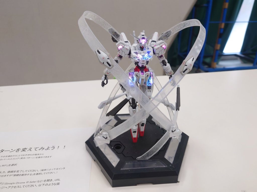 完成して展示会へ持っていった図。これは2024年3月23日に開催された関東学生模型連合展示会で撮影された写真です。私はこの作品で金賞を頂くことができました。Wi-Fi操作のマニュアルを置いたのですが、皆さんあまり操作されておらず、まだまだ改良の余地がありそうだなと感じさせてくれました。↓虹色発光＆パーメットスコア変更https://x.com/jarvis8901/status/1824265413188092396?t=r4MG5G4hwMJjCvbMs7xWRg&s=19総括フルカラーLEDを用いてキャリバーンを作っている人は多くいたのでいわゆるn番煎じとなるのですが、良い経験となりました。特にプログラミングをほとんどChat-GPTに任せられることがわかったのが今後全てに対する収穫でした。これからもマイコン内蔵LEDはよく使うと思うのでこれを糧により良いものを作っていきたいと思います！