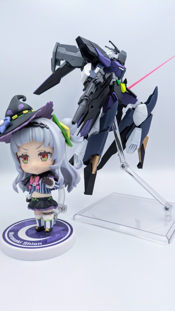 ねんどろいどの紫咲シオンと一緒に。以前より度々言っていますが、イメージ元と一緒に並べると非常に気分良いです。いつか大きいショーケース欲しいですねぇ…。