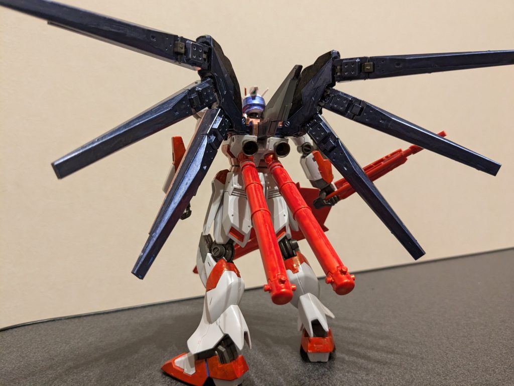 バックショット。フィンファンネルラックは上をメタリックブラック、下とフィンファンネル背面をメタリックダークブルーです。プロペラントタンクはレミリアのリボンをイメージしてガンダムレッドです。