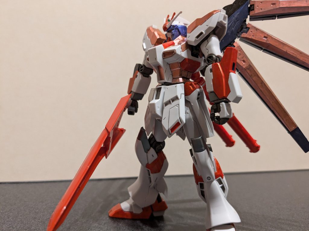 左サイドショット。上半身の青い部分は全てメタリックレッドで塗装。シルバー気が強くて見る方向からはピンクに見えるので、レミリアっぽさを出すのにちょうど良かった!フィンファンネルの片側も同じくメタリックレッドにすることで、コウモリの羽根の内側と外側の色の違いを表現してみました。残りの青の部分など、ポイントごとにガンダムレッドで塗装し、レミリア風味が良く出たのではないかと思います。頭はレミリアの髪をイメージしてメタリックバイオレット、上はナイトキャップイメージで白のまま。リボンイメージで、アンテナ中央をガンダムレッド、サブアンテナをメタリックレッドです。