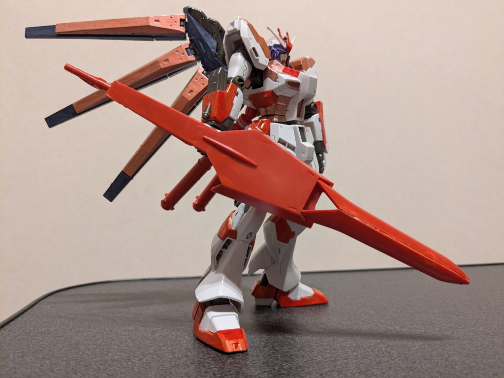 右側サイドショット。紅い槍を持っているイメージだったので、ニュージオンガンダムの余剰パーツのニューシールド、ビームサーベルの柄、ランナーを使って槍っぽく作成。シールドの下両サイドを切り取り、くっつけてシールド先端に接着することで、槍に見えるようになりました