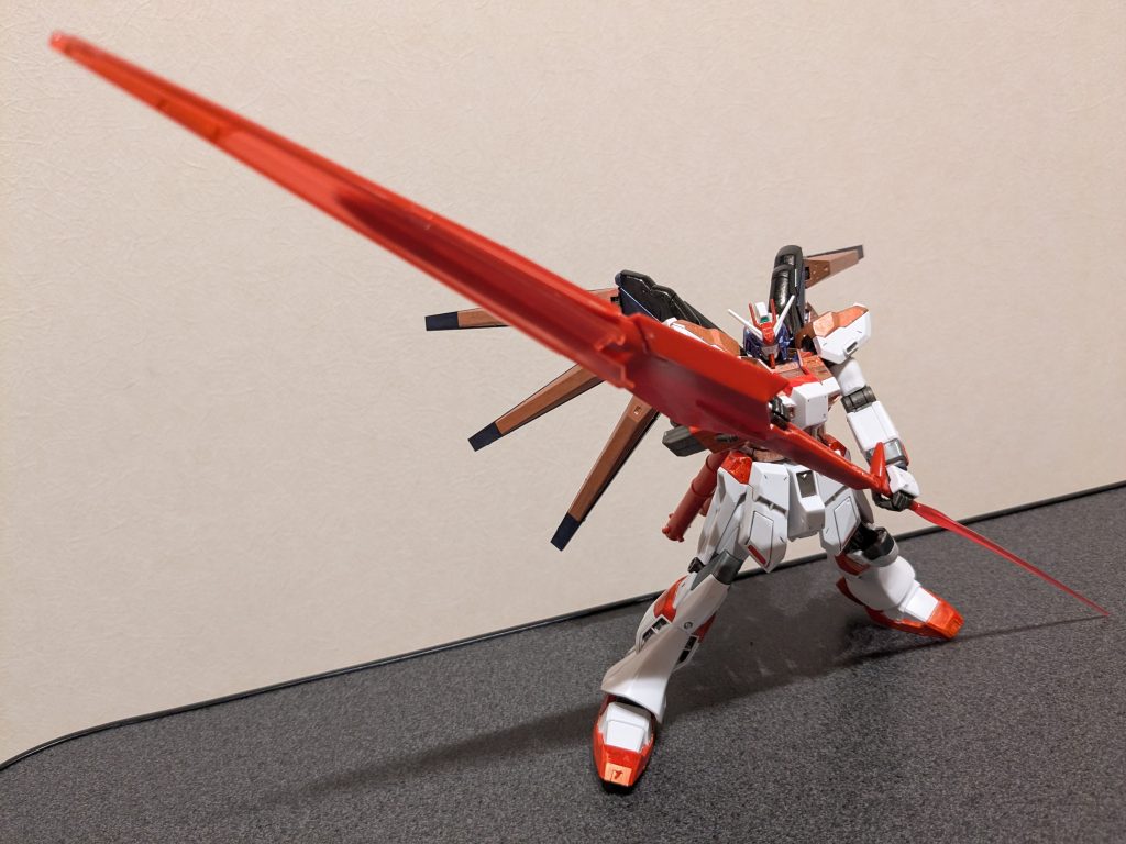 槍を両手で持たせて、エフェクトとして下にビームサーベルを、上にHGダブルオーのライザーソードエフェクトを被せて「神槍•スピア•ザ•グングニル」イメージ。上から下まですごいサイズになりましたが、レミリアの必殺技イメージとしてはちょうど良いのかな。