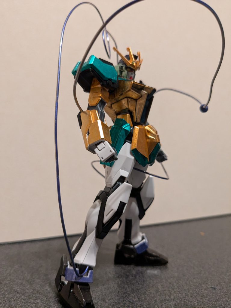 サイドショット1ボディ上部と肩、腰の部分部分をメタリックグリーン。頭は下を髪イメージでメタリックイエローグリーン。上を帽子イメージでメタリックブラック。で、リボンイメージのアンテナと本体色をどうするかで悩みました。黄色なんだけど、ものによってはオレンジっぽいものもあるので、メタリックオレンジを塗った上からイエローゴールドを塗り、大体イメージ通りの色になりました。サードアイに繋がる針金は、足首に刺してそこから背中を通り、体側を通って左胸方向に出しています。