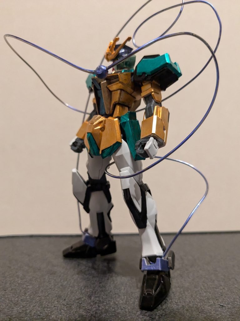 サイドショット2左脚からのサードアイへの針金は、足首から腿でひと回りして大きく体側を通って左胸方向へ。サードアイ本体は、余ったボールジョイントを使用し、針金を接着しました。