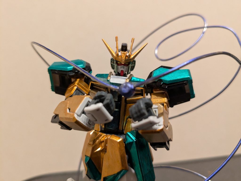 上半身アップ。ボディ中央はこいしのボタンイメージでメタリックブルーにしてあります。サードアイは足から繋がっているので、上半身の稼動には干渉しません。下半身はさすがにガッツリ干渉しますが（笑）両手で抱えるようなポーズが印象的だったので再現してみました。抑制「スーパーエゴ」！！って感じですかね