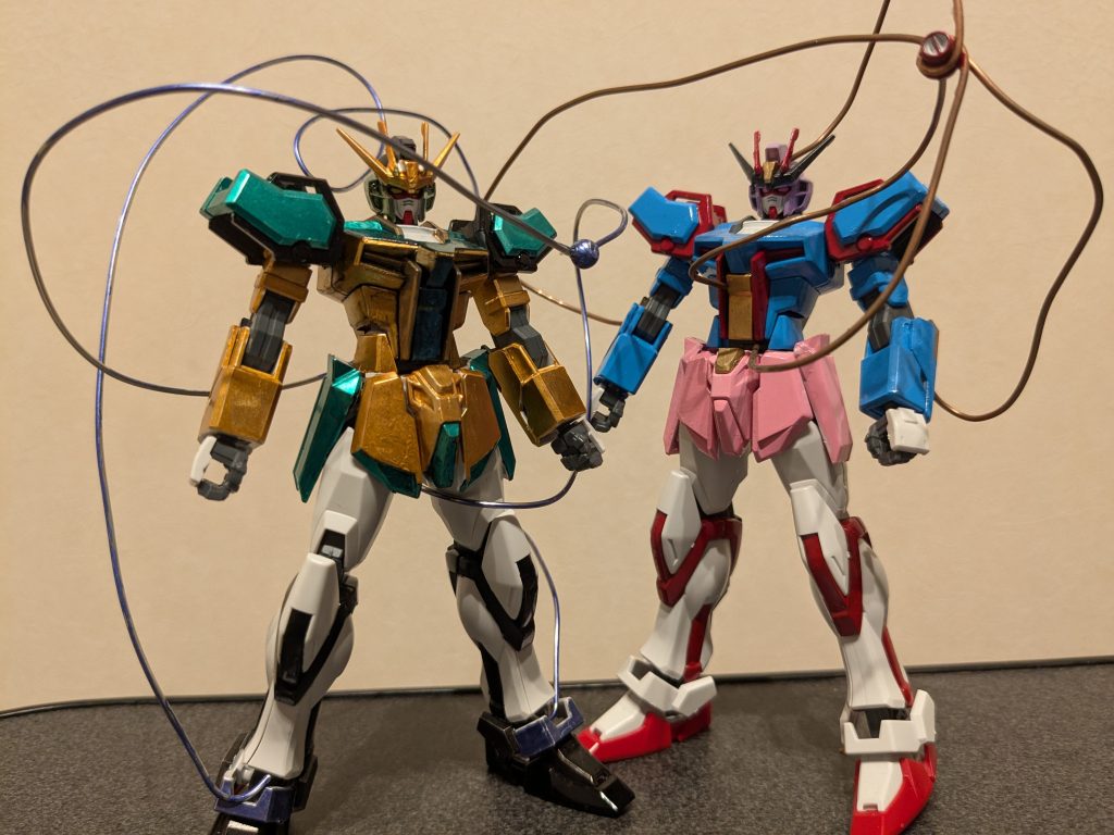 最後に、姉妹機のさとり専用機とツーショット。並べてあげるとけっこ〜さまになっていて良かったです。以上、ストライクガンダム、古明地こいし専用機でした。ご覧いただき、ありがとうございました！