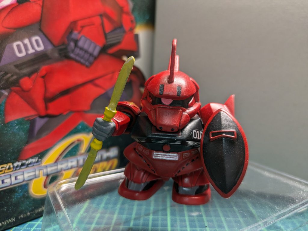 腕パーツをビームナギナタ装備に変更。ホントはナギナタが輪ゴムでクルクル回るギミックがあったんですよ、キットが古くて輪ゴムが溶けて使えなかっただけなんです。仕方ないので瞬間接着剤で固定してます。