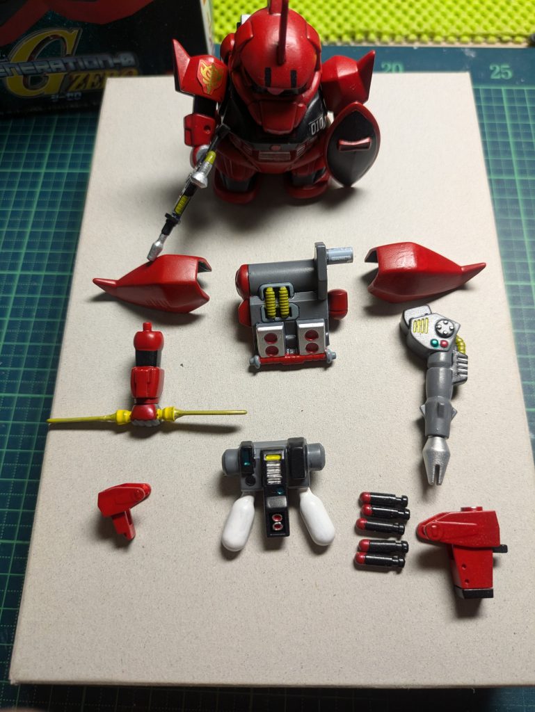 前に作ったスターゲイザーに比べて塗りやすかったですね、機体色のほとんどが白系だったからかも。ゲルググは、ほぼ赤色だったので白色より隠蔽力があって助かりました。