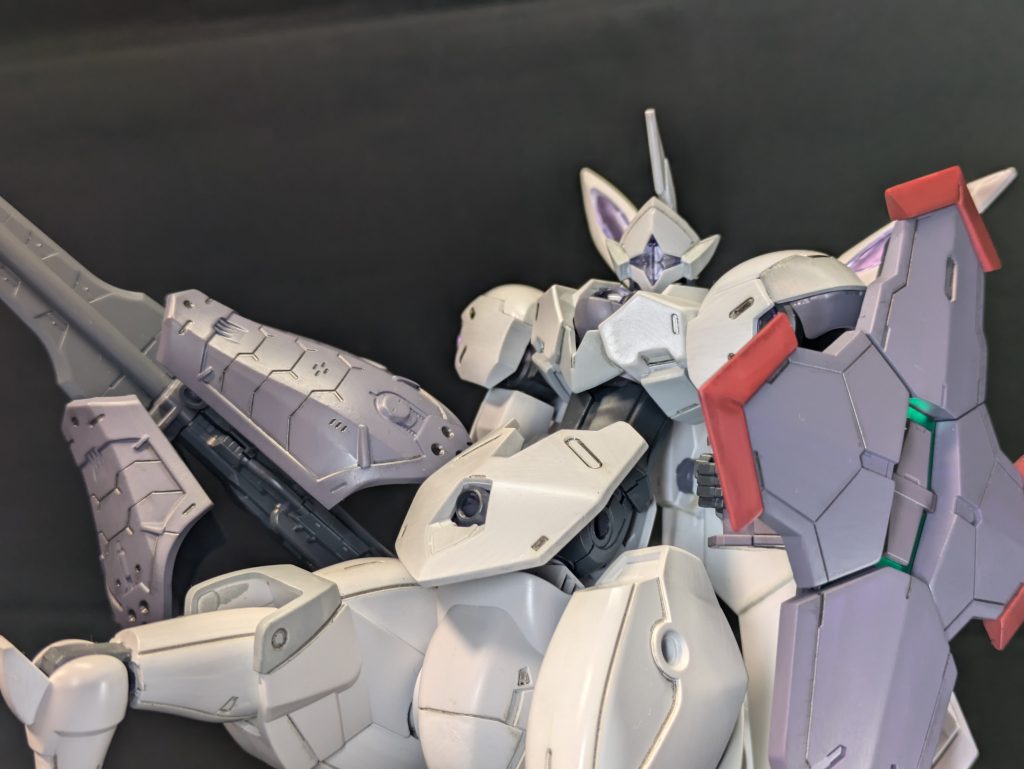 お腹部分は前後逆にしてリアスカートが前に来るように。ここ小さいと貧弱に見えるので。