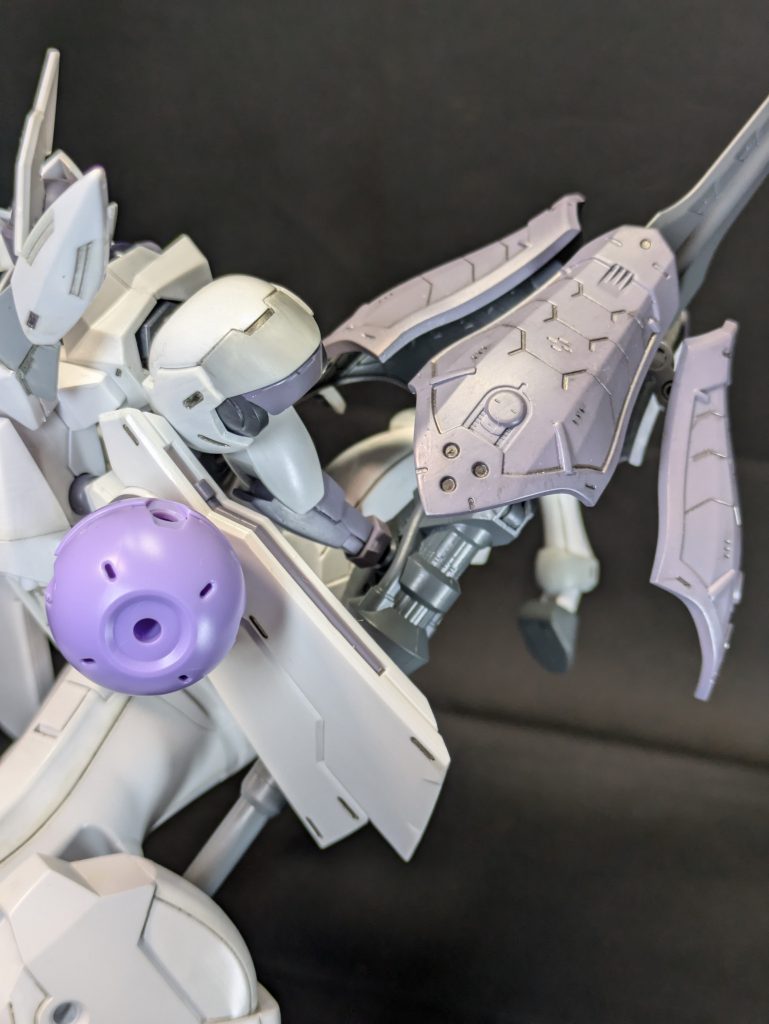 ミカエリスは右手がそもそも無いので、槍の3ミリ穴にポン付け。 水星キットでまとめているのて無改造で組み上がりますwいいボリュームで出来たかなと。 ご覧いただきありがとうございました。