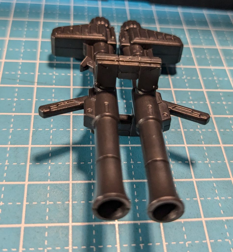 ガンダムEXパーツのバズーカの穴に、ジョイント2個使って連結してます