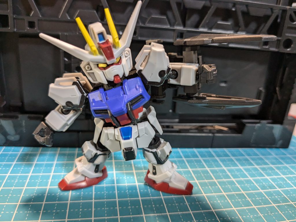 ハンガーの取り付け穴がシールド取り付け穴と同じで、ハンガーの空いた穴に武器を付けることが出来ます