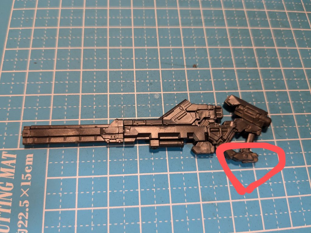 ライフルは持ち手が塞がれているので、取り付け可能にニッパー等で削ります