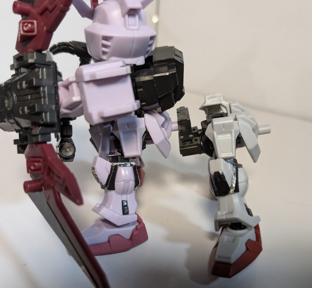 腰のバズーカ取り付け穴と、ジョイント２個と、フロントアーマー取り付け穴に繋いでます