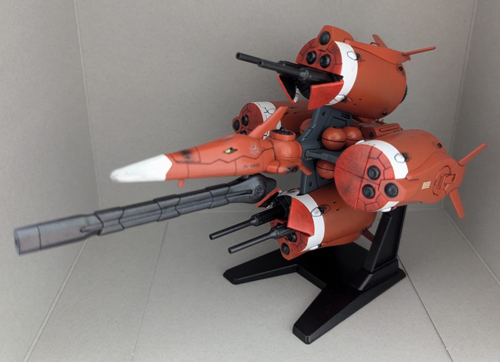 斜め前方からメインカメラ部は穴開けて裏打ちし、ガンダムタイプの透明パーツを貼り付けて、後の「G兵器」への繋がりを持たせてみました。