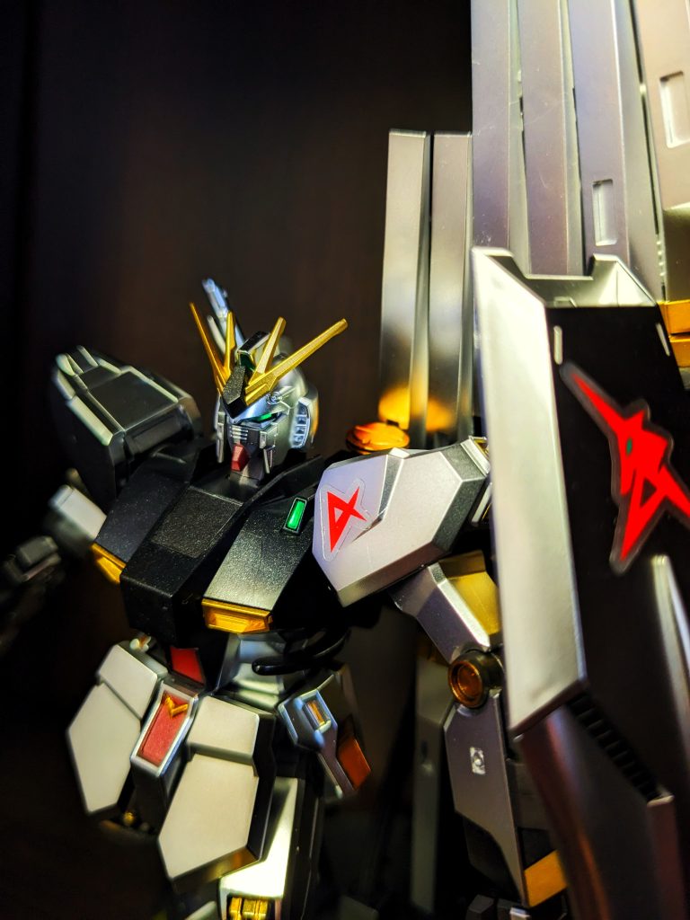 酔っぱらった友人にもらったνガンダム　これもほとんど手を入れず、ガンダムマーカーでゴールドいれたくらい