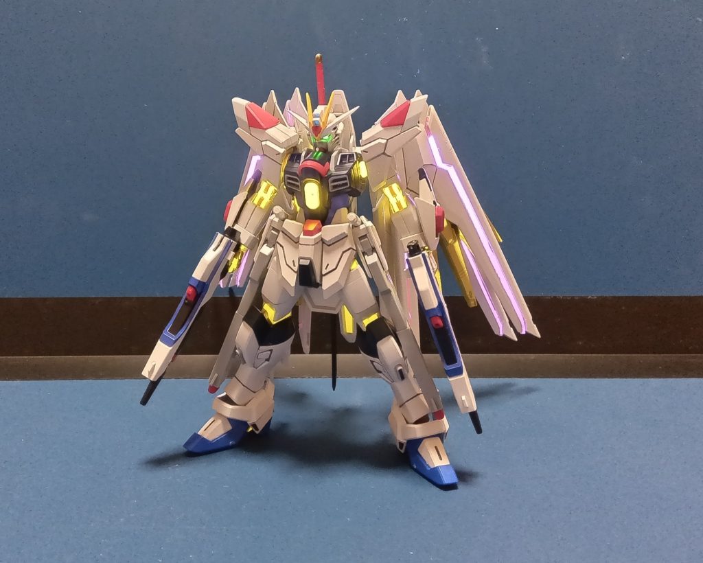 今回は、頭部ツインアイ、センサーの発光、プラウドディフェンダーのピンクのラインが発光するように改造しました。なお、プラウドディフェンダーの発光改造に関してはイタミテックさんの方法を参考にさせていただきました。ありがとうございます。さてこのキット、ものすごく自立しにくいです。背面にプラウドディフェンダーを装着していることもあって、重心が後ろにいってしまい、この写真のポーズをとるのにも6分弱かかりました。ですが、色分けや可動範囲もかなり良好です。まあビームライフルの青色の部分は全てシールですけど...。