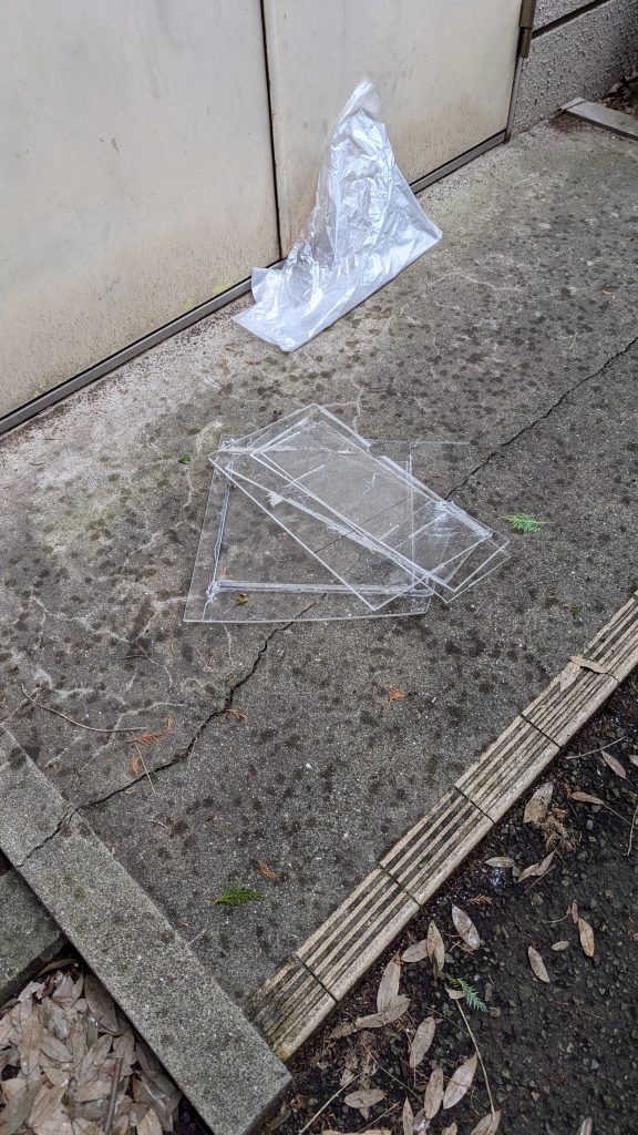 レジン注型失敗からの放棄の図今回使用したレジンはKITETSU Wood Designの  「フローレスレジン」です。フローレスとはいえ空気抜きは十分に行いました。真空ポンプとかいう高価なものはうちになかったので仕方なく手作業でやりました。枠はサークルの先輩からいただいたアクリル板を用いて自作しました。隙間はシリコンコーキングによって塞いでいます。...それをしなかったせいで1層目が全て漏れ出すという悲劇が起こりました。金も時間も一緒に漏れますので後発の方々にはシリコンコーキングによる処理を強くオススメします。