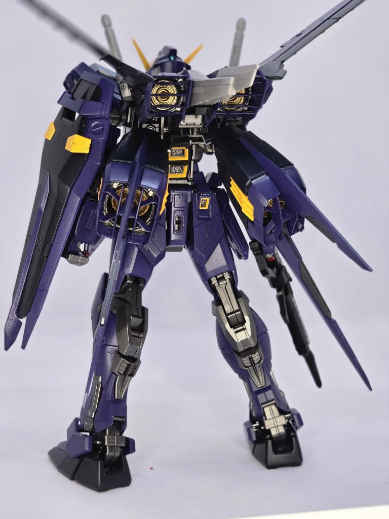 スラスターにモールドがしっかり入っているので、際立たせる様に塗り分けてます