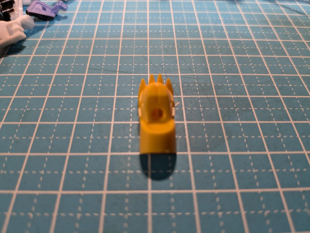 足について、そのままだと小さいので、ピンバイスで穴を広げます