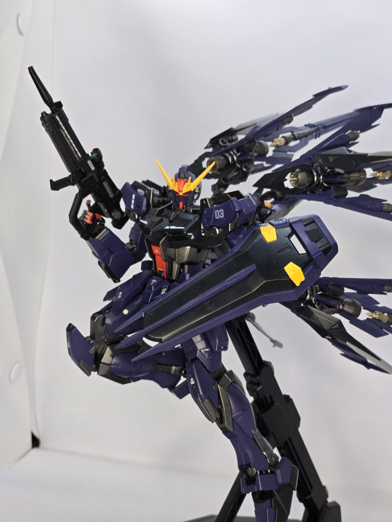 ビームライフルはクレオスのリトルアーモリーカラーを使用して塗り分けてます。センサー部は30MMのオプションパーツ