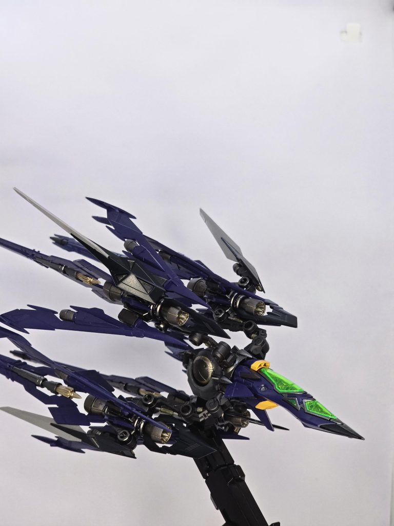 マニューバストライカーですね。フレームは場所によってスターブライトアイアンとグラファイトブラックで分けてます。バーニアは悩んだ末に焼鉄色。インナーはゴールドに。 なんかシューティングゲームに出てきそうですよね？