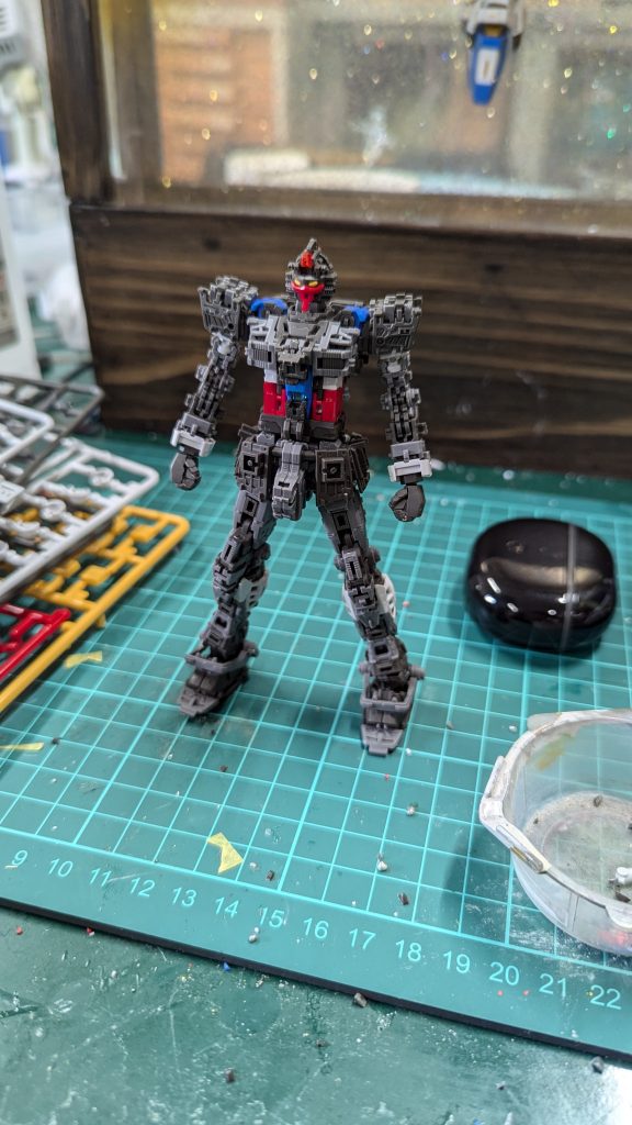 曰くこだわりの内部フレームだそうの図腕や足を曲げると肘と膝が外れるというすごいフレーム。外装前提のフレームだということが感じられました。これをセミモノコック構造の再現と言っているのでしょうか。