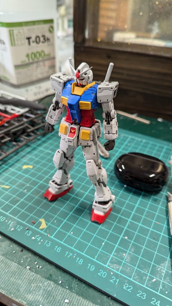 外装をつけて素組み完成の図先の肘膝が脱臼する現象はやはり無くなりました。様々な人が仰られている通り、確かにポロリ無くなりましたね。しかしながら肩アーマーの咬合は甘いし、頭部バルカンは十分に露出しているとは言えないしで、完璧かと言われればそう出ない部分も目立ちました。初期ロットの宿命なのでしょうか。とりあえずそれらは置いといて、制作開始です。