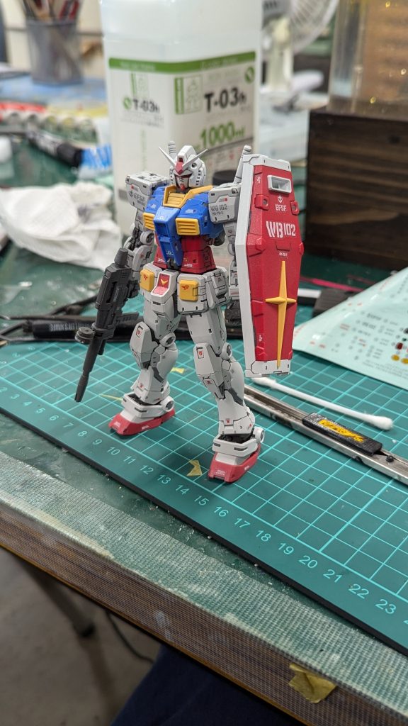 半完成状態の図目立つモールドなどを彫り直しその後スミ入れ。その後ダイヤモンドシルバーを薄く吹き金属感を出しました。デカールを貼り、スーパークリアグレートーンを吹いて全体的に彩度を落とし、色褪せた感を出すように意図しました。ここから汚していきます。