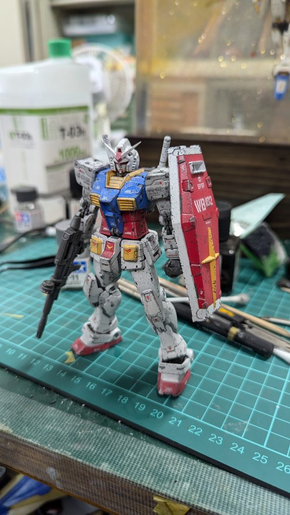 完成の図タミヤエナメル塗料のダークグレーとスポンジを使いチッピングをしました。1/144は小さかったため、スポンジの操作に手こずってしまっています。その後タミヤエナメル塗料のシルバーを乗せたドライブラシで銀を全体のエッジに施しました。総括もうお気づきでしょうが、実はほとんど塗装をしていません。成型色をそのまま活かし完成させています。午前10時に買ってその日にここまで完成させることができています。私のモデラー人生の中で最もタイムパフォーマンスが良い作品が作れたと言えるでしょう。とはいえ素体の良さに助けられてはいます。汚し具合、こんなもんで良いのでしょうか？では改めて手順を。素組み→スジボリ→スミ入れダイヤモンドシルバーを薄く吹いて金属調に。(理想はクリアシルバーだと思う)デカール貼りスーパークリアグレートーンを吹いて全体的に彩度を落とすチッピング、ドライブラシを行い汚す以上が私なりのお手軽ウェザリングでした。フィードバックが欲しいのでぜひコメントください。 