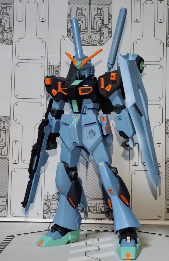 工作としてはローカロリーで、ビルドウェポンのノーザンポッドの一部とMSファンネルを組み合わせてあります。サーベル兼キャノンはウェーブのGタンクを元にデコレート。基部はボールジョイント接続にして砲撃姿勢も取れるようにしてあります。一応サーベルのクリアパーツも基部を外して差し込めるように加工してあります。頭部はマーキュリーレヴのボーナスパーツのアンテナを組み込んだ、HGUCの頭部に交換してあります。見にくいですが、右腕は元の左腕とスワップ。ビームサーベルラックにマズル部を組み込み、ビームスプレーガンにしています。シールドマウントは3mmジョイントに交換…というか腕に穴を開けただけです…。