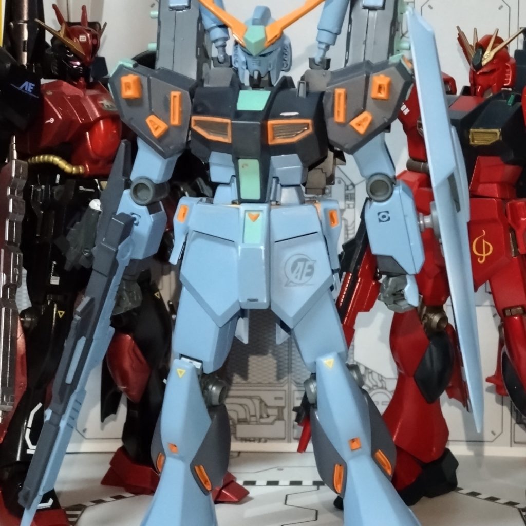 ネオジオンのサイコミュシステムをそっくりそのまま流用することで開発コストを下げようと試みようと組み上げられたAEの実証実験機で、そのため所属やパーソナルマークは付けずに、企業エンブレムのみが付けられているという脳内設定です。捏造νガンダム軍団に新人が加わりました(笑)