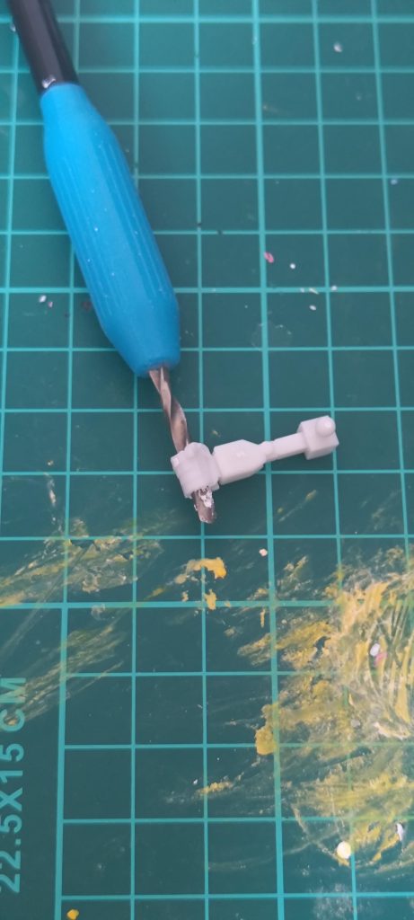 穴あけの様子。ぐりぐり。