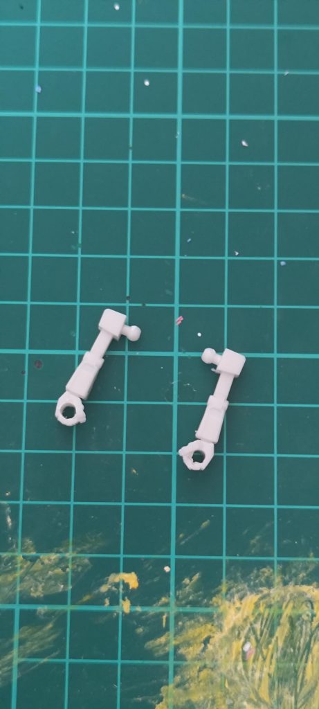 ガンプラくんの手は内径が約2.5mmくらいで、そのままだと他キットの武器を持たせられません。なので、リューターで穴の径を3mmに拡張しています。(写真の右手の方)