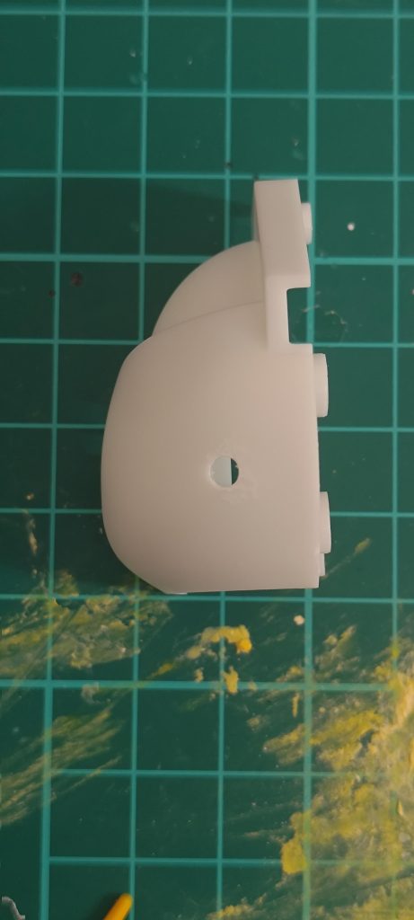 あとフィンファンネルの取り付け位置がないので後頭部に3mmの穴を開けました。