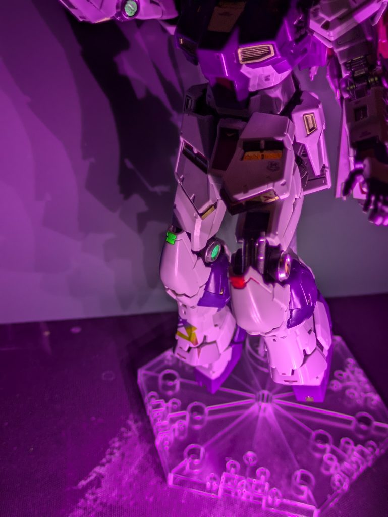 肘と膝の関節も光らせてみました