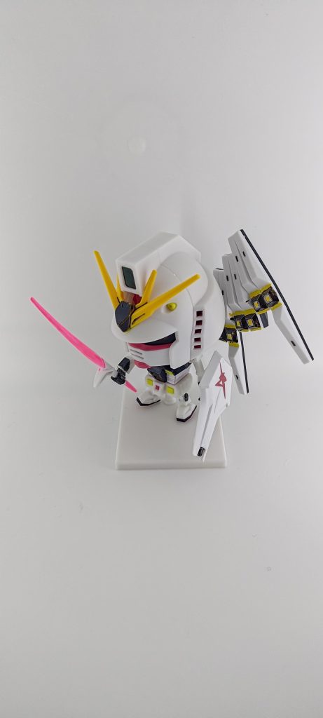 角は接着剤でごういんに固定。左手のシールドは腕に3mmの穴を開けてプラぼうを介して接続しています。