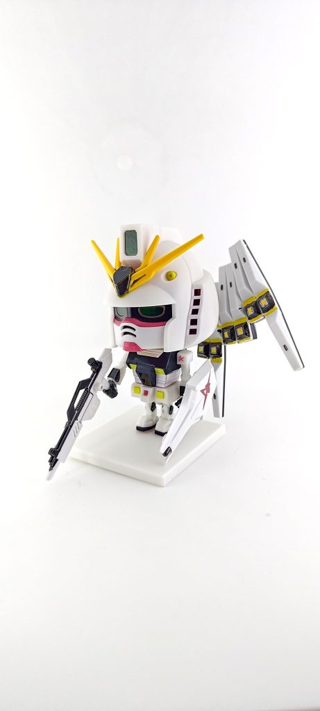 本体の改造は角とカラーリングのみ。武器と角はSDEXスタンダードのνガンダムから取ってきています。