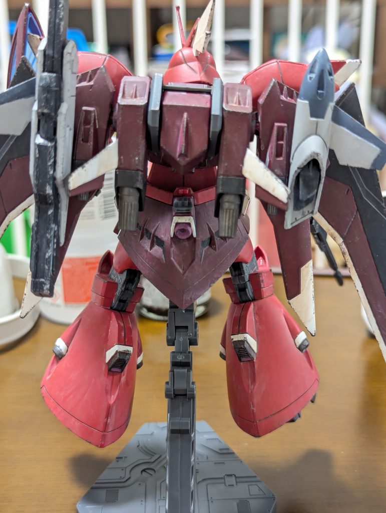 バックパックもでかくて主張強いのでしっかり汚してみました。バーニア系統に水性ホビーカラーの焼鉄色を使って、使い込まれた感じが出ないかなーと試してみました。