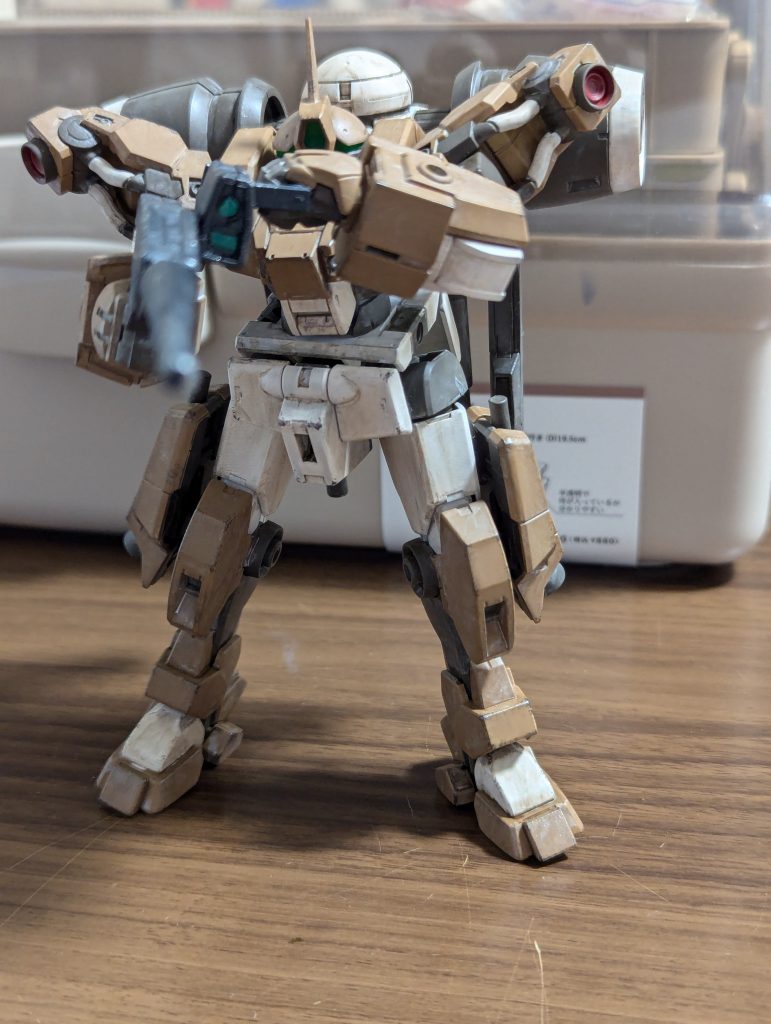 見たことのない持ち手のついたビームライフル。持ち方はこれで合ってるのか…?