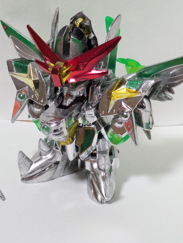 モロトフリキッドクロームは完全感想までに時間がかかる為、ドラゴンの目や額の接続する際に力を込める赤の部分のみハセガワミラーフィニッシュとクリアレッドのシートを使用。