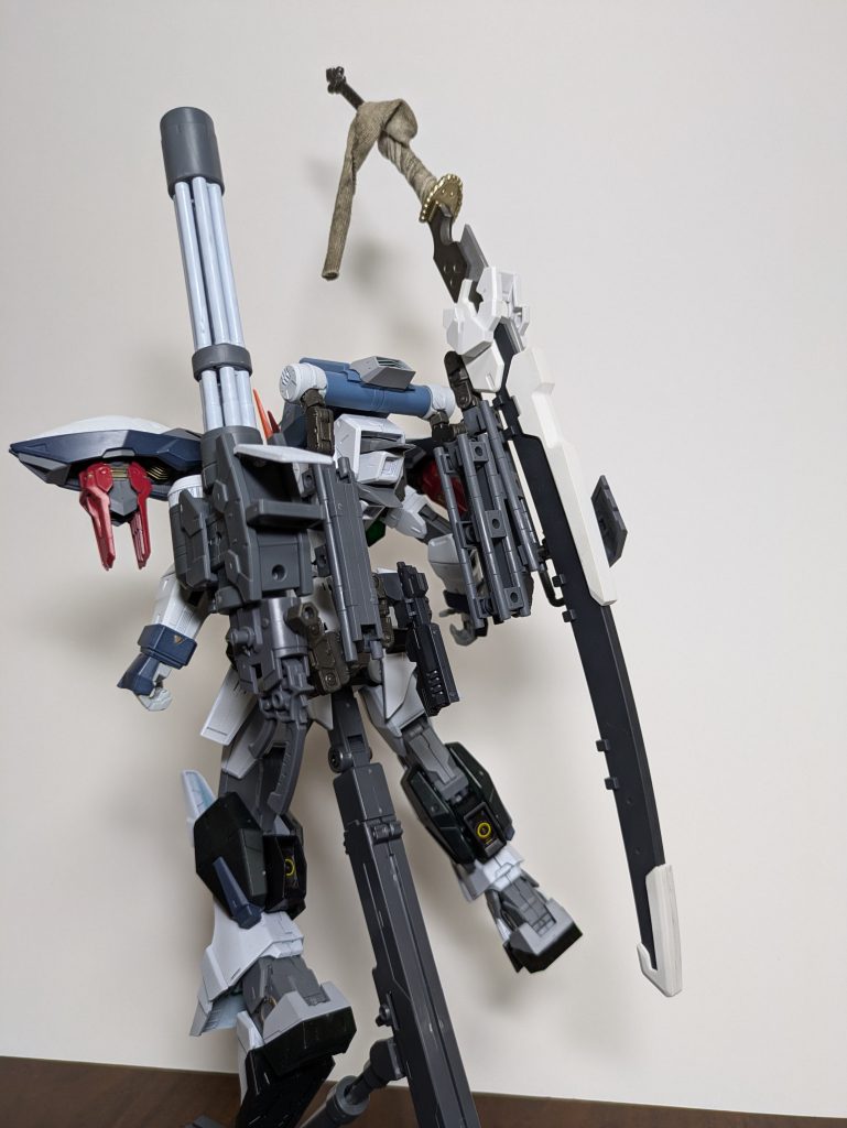 塗装に悩むウエポンパック一応ガトリングもハンドガンもカラミの手まで伸びてアームからの受け渡しが出来ますついでに大刀は変に抜けないようにロック機能もつけてちゃんと機体が持って抜刀出来るようにアームを伸長させました