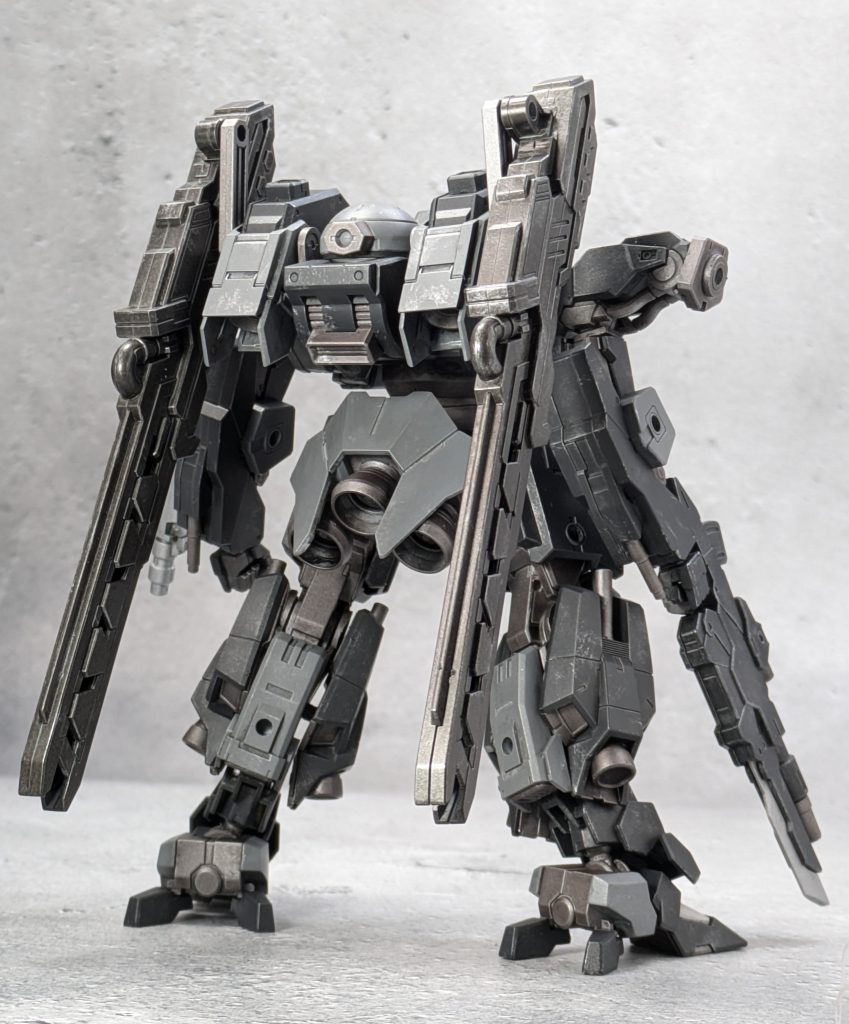 キャノンはサージェントヴェルデバスターのを使用し、肩は境界戦機のアーロンライノ、腰のブースターはルブリスソーンを使っています。他にも腕や足回りにアーロンライノのパーツを使用し、ボリュームアップを行いました。以下、ポーズになります。