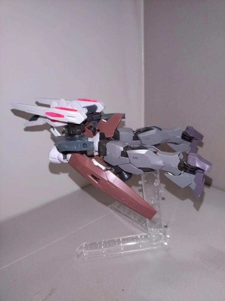 はぐみ「次にレールガンを前に、ウイングバインダーを外側に倒し、両脚を元に戻してヒザを目一杯曲げ、カカトを外側に回します」