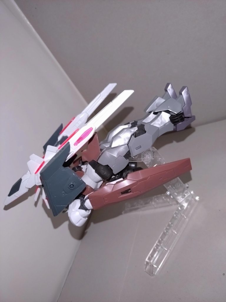 はぐみ「まず頭部と下半身を180°回転させ、機首を起こします」