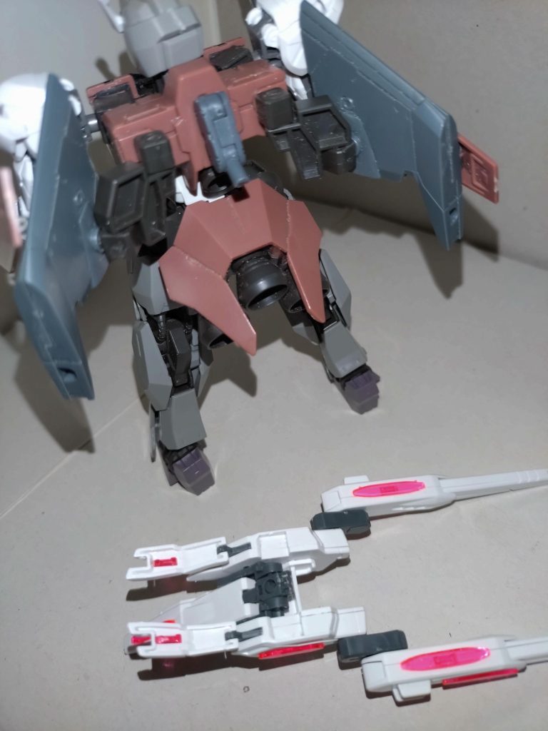使用キットはユニバースブースターを除き、胸部・腰部→ルブリスソーン腕部→エアリアル+ルブリスソーン頭部・脚部→ガンヴォルヴァここまでは前回お伝えした通りで、ウイングバインダー→30MMアタックサブマリン+ルブリスソーン(フェイズドアレイキャノンの接続アーム)これも改造前と同じです。背部のユニバースブースターに接続するアームはMSGを使用しています。