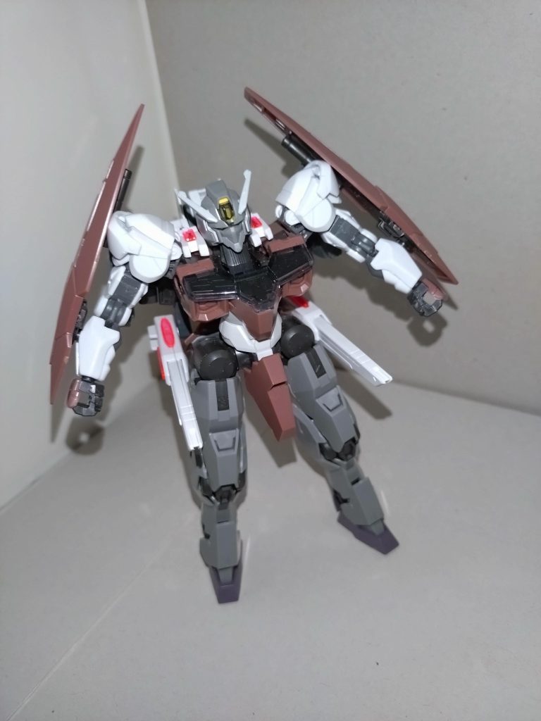 伸縮式レールガン本機の主武装となる実体弾兵器で、MS形態では砲身を伸ばして使うことが基本だが、MA形態では専ら縮めたままで使う。