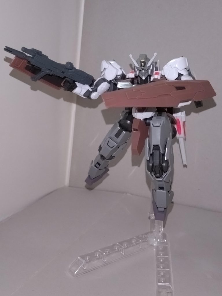 アンチビームシールドビームサーベルのラックを兼ねた、対ビームコーティングが施されたシールド。両腕だけでなく、背部のウイングバインダーにマウントすることも可能。