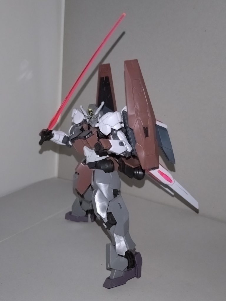 ビームサーベルシールド裏面に1本ずつ装備。サーベル刃が赤くなった。