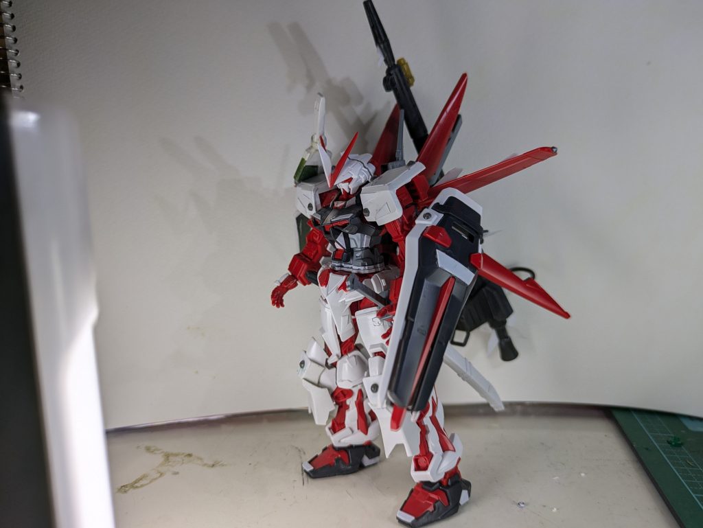 作成途中の写真です。本来肩にもう1つ実体刀がありましたが塗装したらどっか行きました。